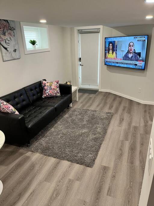 Apartment Cozy Private 1 Bedroom Basement - Free Parking And Free Wifi *