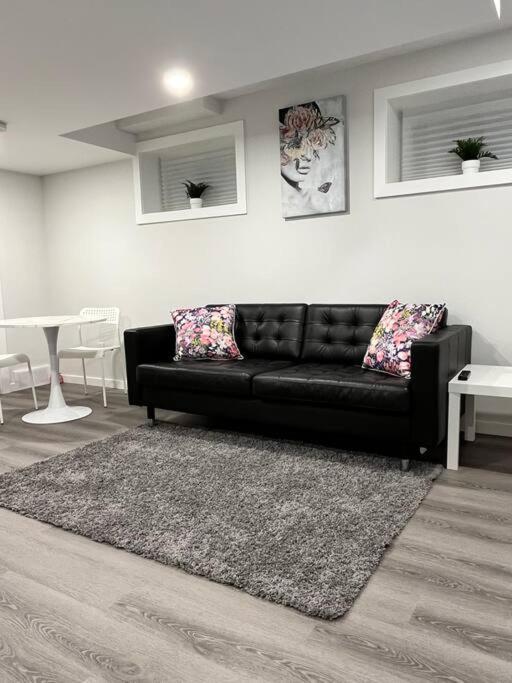 Cozy Private 1 Bedroom Basement - Free Parking And Free Wifi *