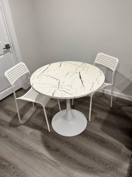 Cozy Private 1 Bedroom Basement - Free Parking And Free Wifi Winnipeg