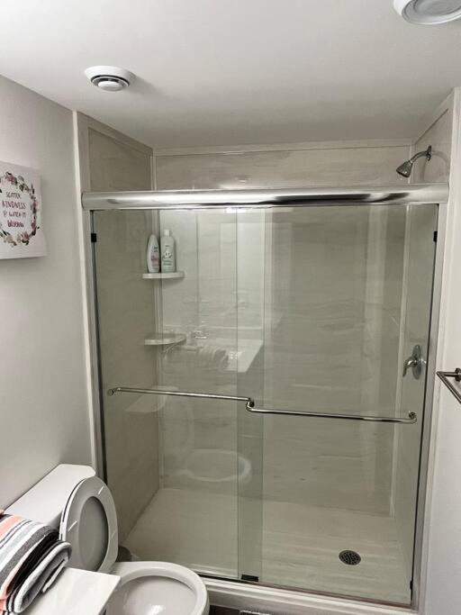Apartment Cozy Private 1 Bedroom Basement - Free Parking And Free Wifi *