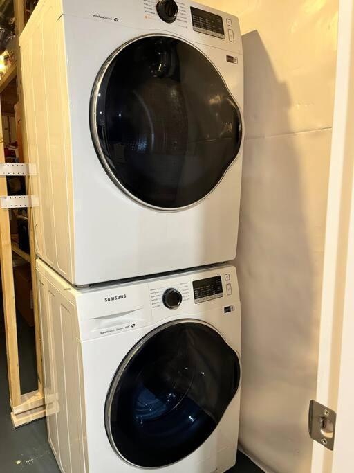 Cozy Private 1 Bedroom Basement - Free Parking And Free Wifi