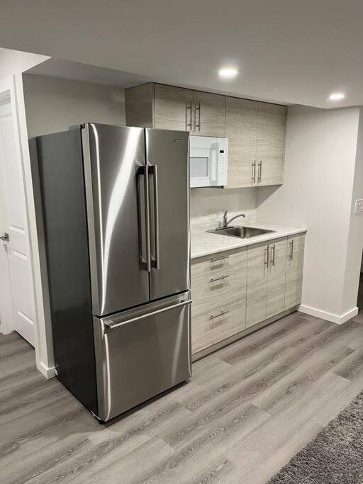 Cozy Private 1 Bedroom Basement - Free Parking And Free Wifi *