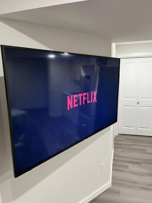 Cozy Private 1 Bedroom Basement - Free Parking And Free Wifi Apartment *